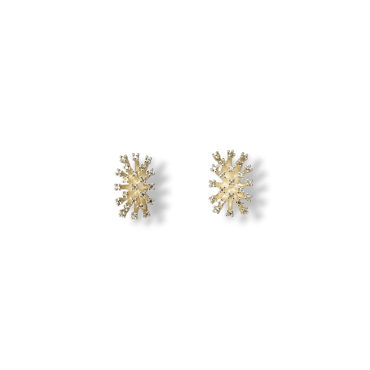 Brinco coral cravejado com zirconias em Prata 925