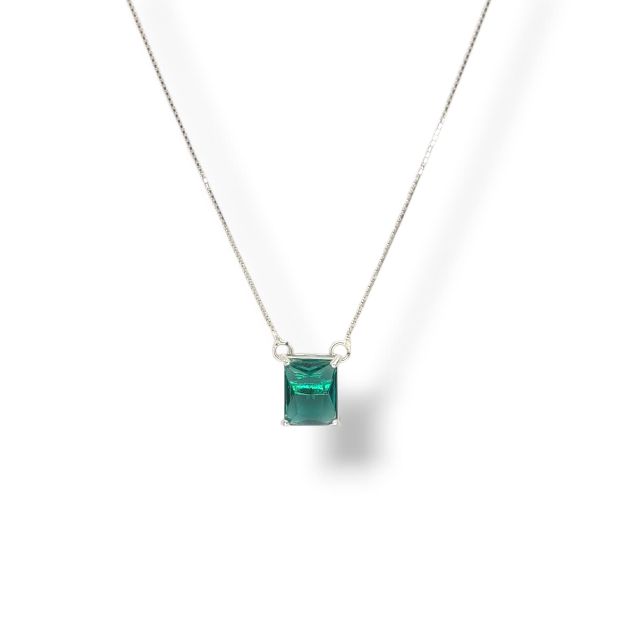 Colar com Pedra Retangular Verde em Prata